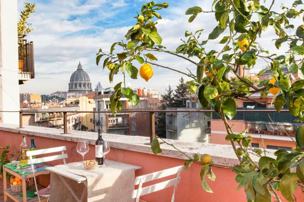 Postcard From St Peter's Dome Apartamento Roma